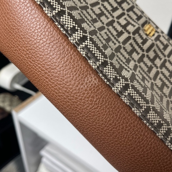 Preloved Tommy Hilfiger Jacquard Monogram Two Way Shoulder Crossbody Camera Bag - Picture 10 of 15